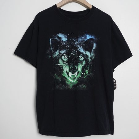 ✅ Graphic tee,