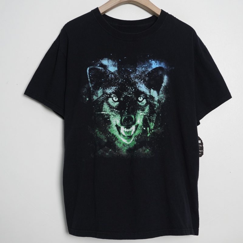 ✅ Graphic tee,